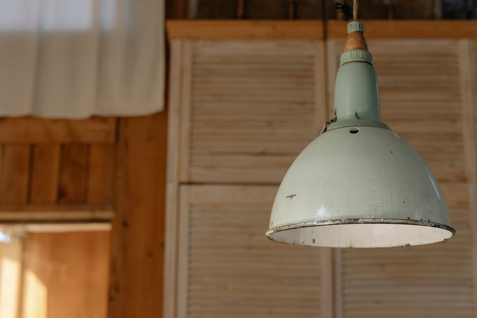 Een stijlvolle metalen hanglamp die sfeer toevoegt aan een moderne woonkamer, perfect voor elk interieurontwerp.